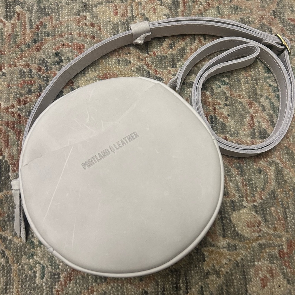 NWT Portland Leather White Crossbody Bag with Circular Design - Picture 4 of 9